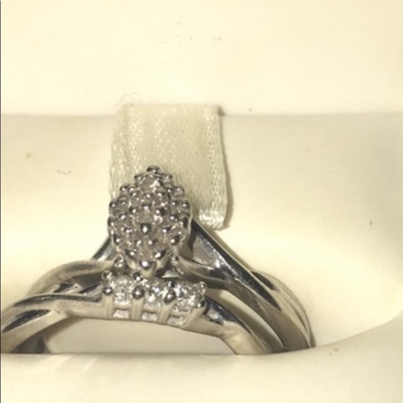 10 karat gold and diamond ring - Picture 2 of 8